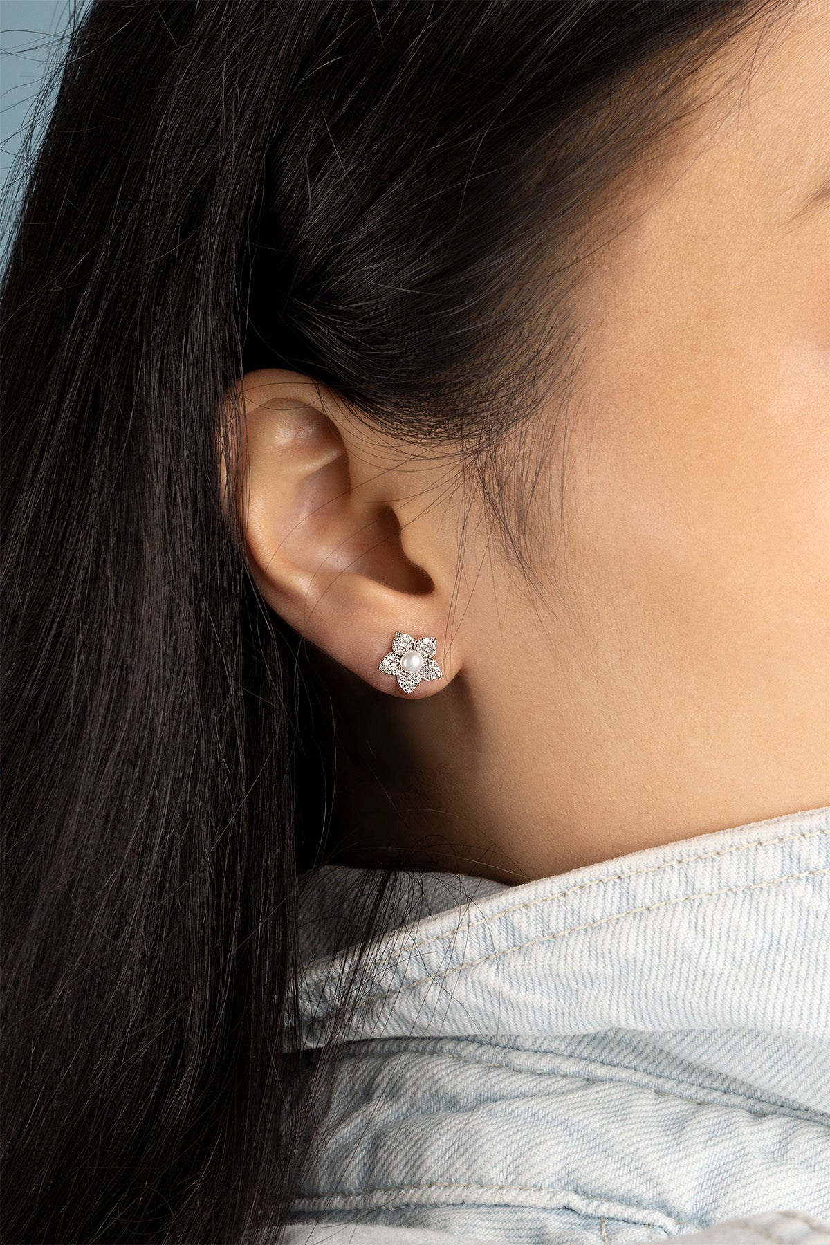 APM Monaco Clous D'Oreilles Fleur Avec Perles en Argent