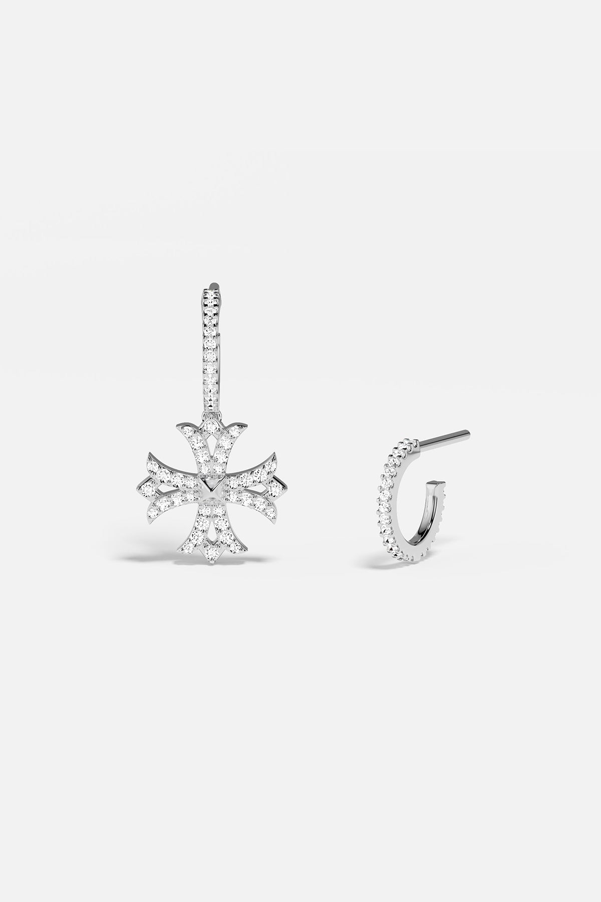 APM Monaco Boucles d'Oreilles Asymétriques Croix en Argent