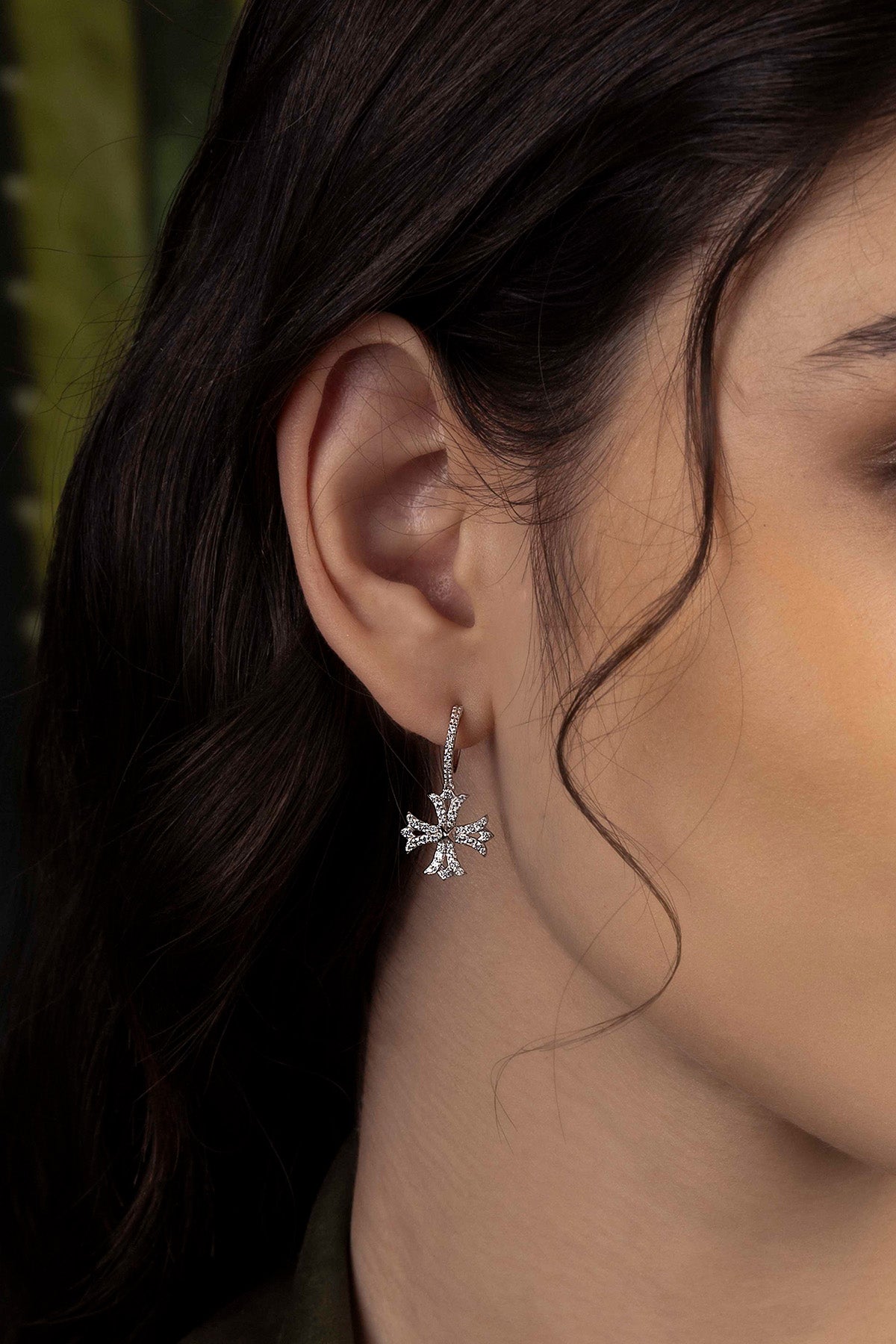 APM Monaco Boucles d'Oreilles Asymétriques Croix en Argent