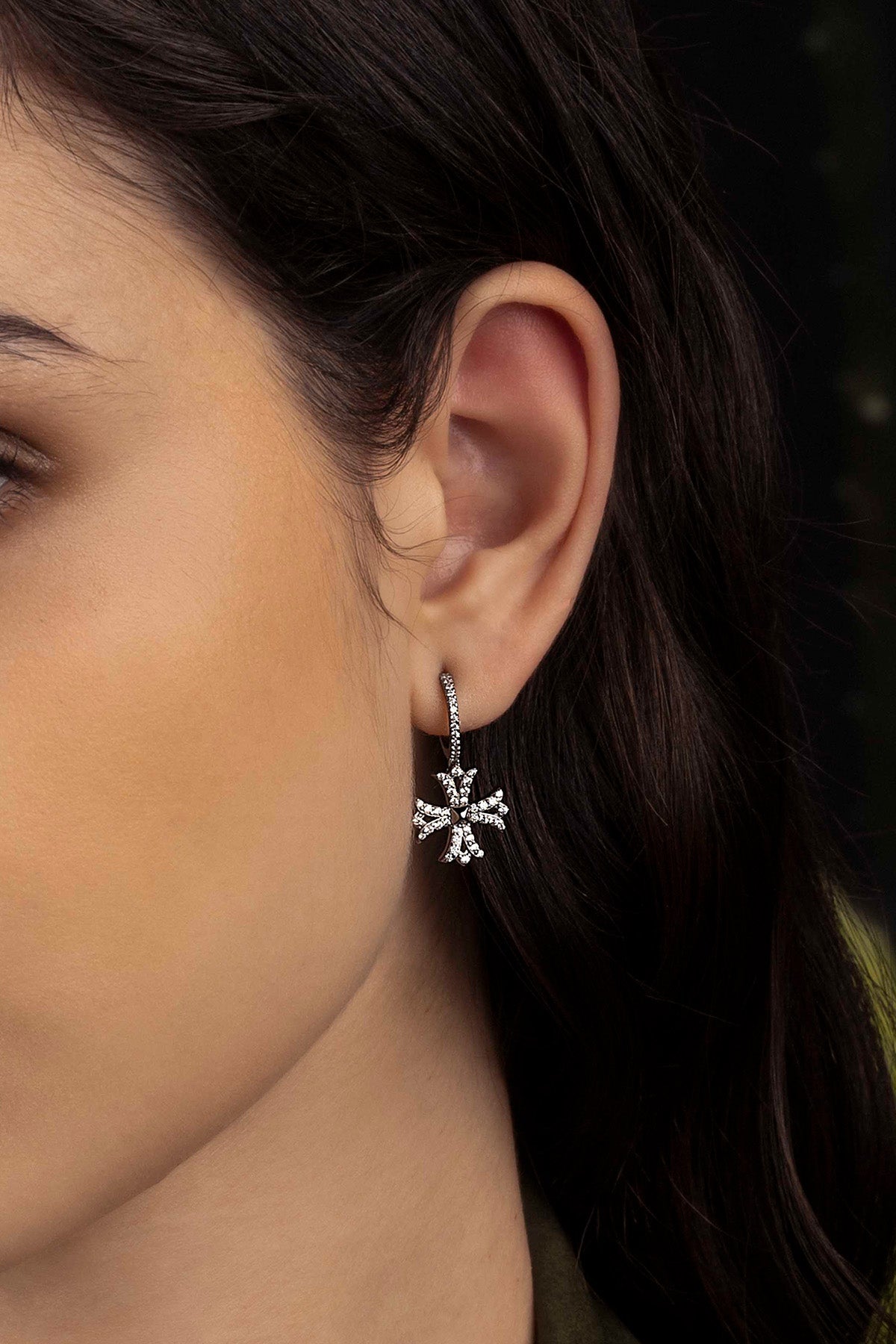 APM Monaco Boucles d'Oreilles Asymétriques Croix en Argent