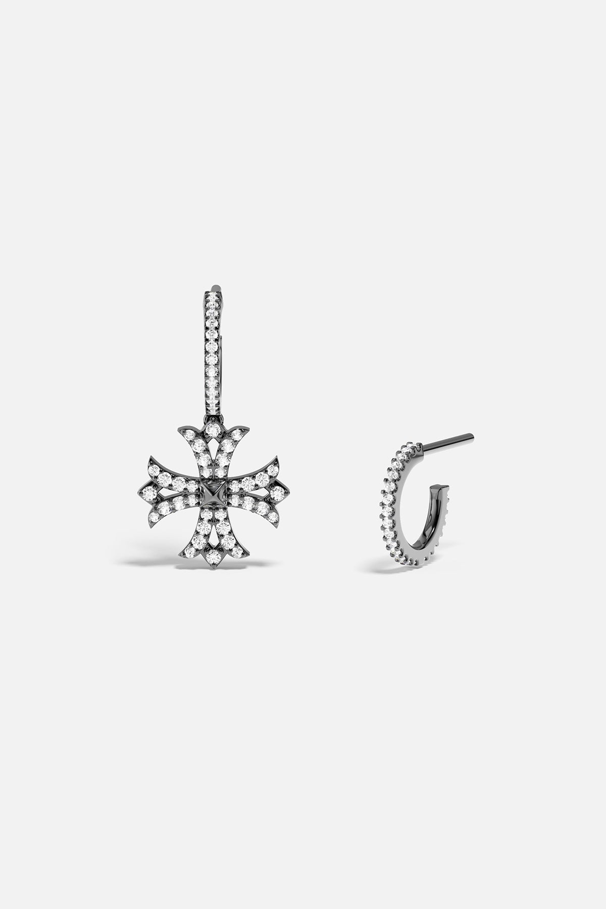 APM Monaco Boucles d'Oreilles Asymétriques Croix en Argent