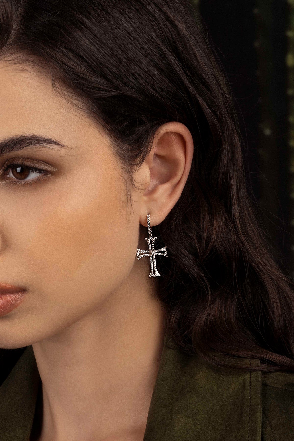 APM Monaco Boucles d'Oreilles Asymétriques Croix en Argent