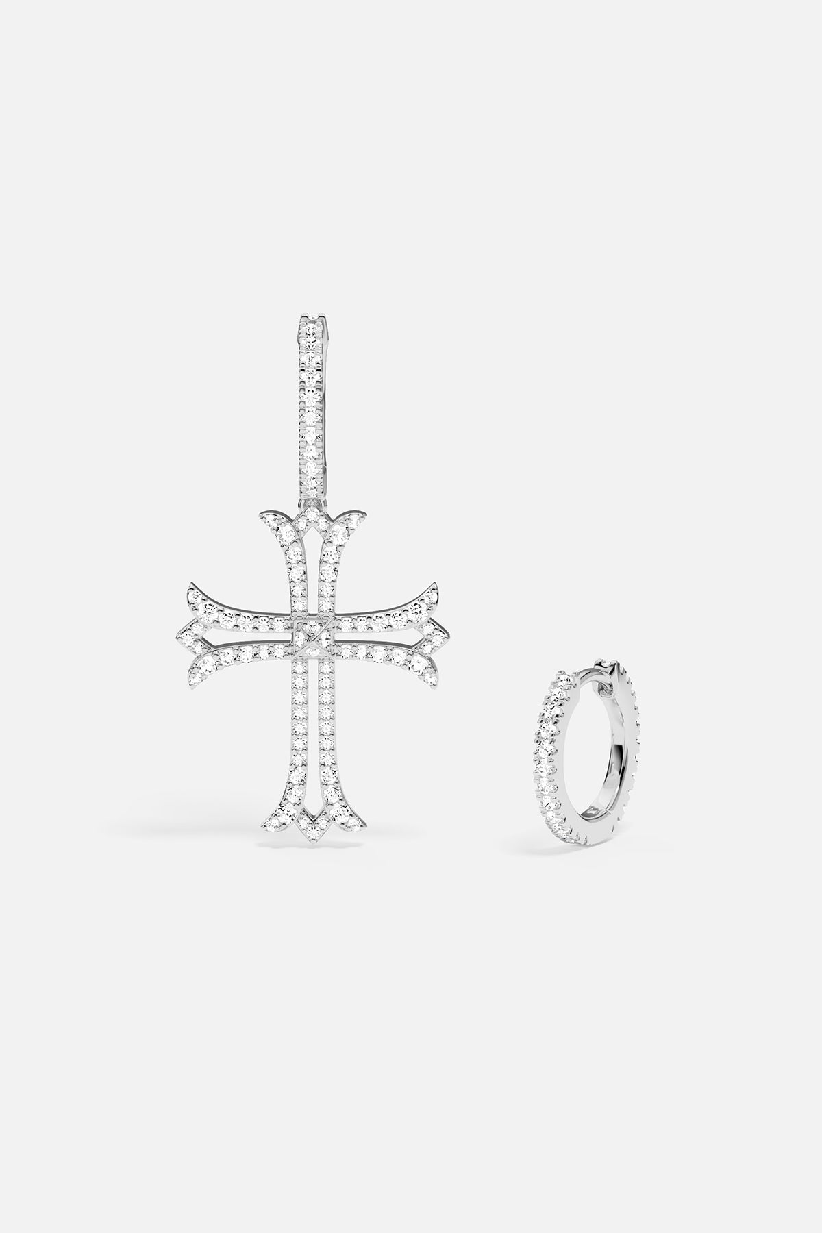 APM Monaco Boucles d'Oreilles Asymétriques Croix en Argent