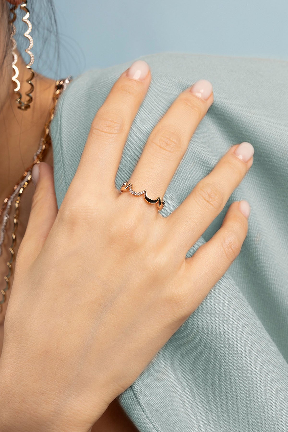 APM Monaco Bague Wavy en Or Rose 
