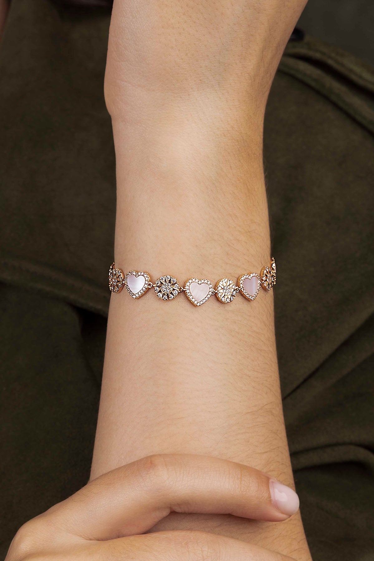 APM Monaco Bracelet Ajustable Cœurs Nacre Rose en Or Rose