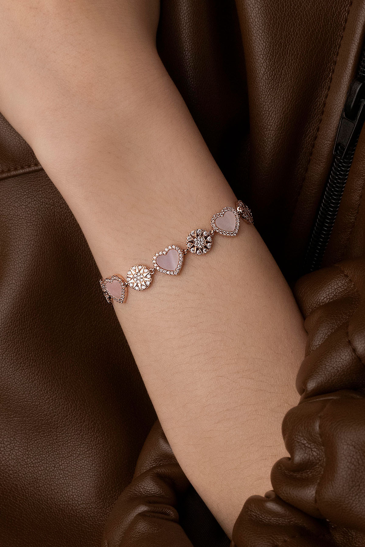 APM Monaco Bracelet Ajustable Cœurs Nacre Rose en Or Rose