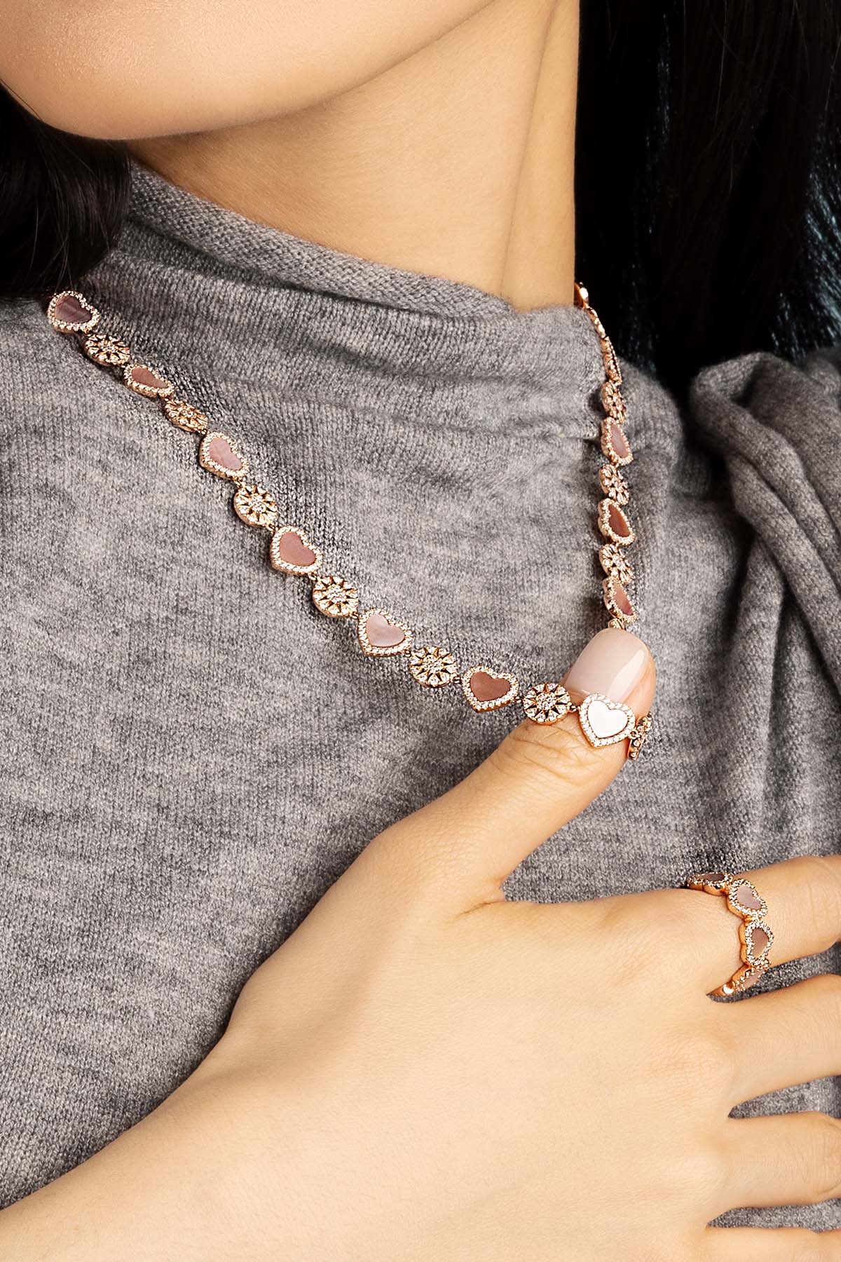 APM Monaco Collier Ajustable Cœurs Nacre Rose en Or Rose