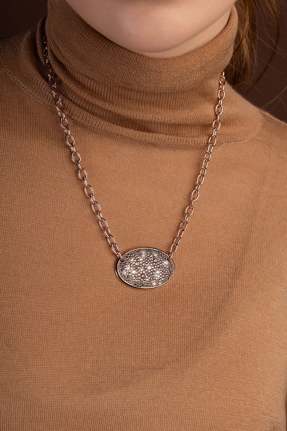 APM Monaco Collier Ajustable Ovale Chocolat en Or Rose