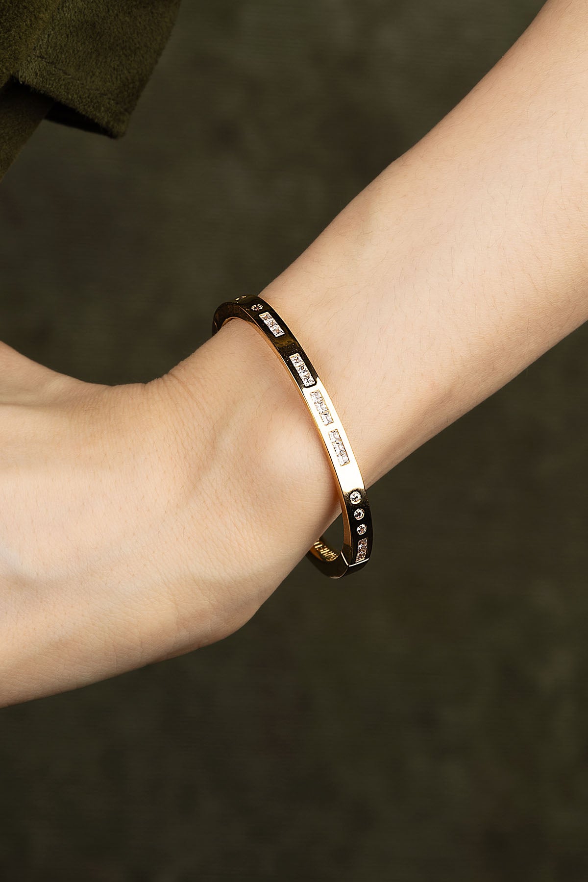 APM Monaco Bracelet Jonc Code Morse BONHEUR  en Or Jaune
