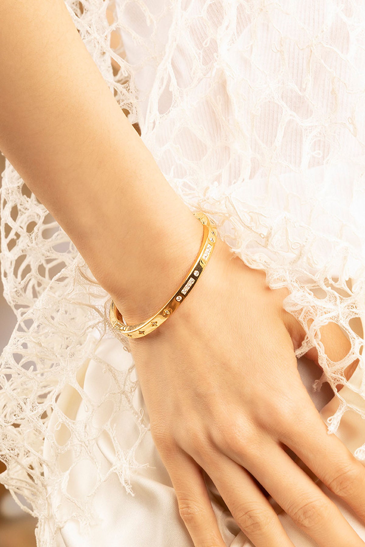 APM Monaco Bracelet Jonc Code Morse BONHEUR  en Or Jaune