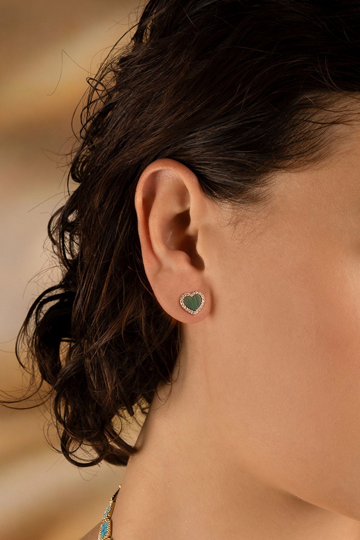 APM Monaco Clous d'Oreilles Cœur Malachite in Yellow Gold