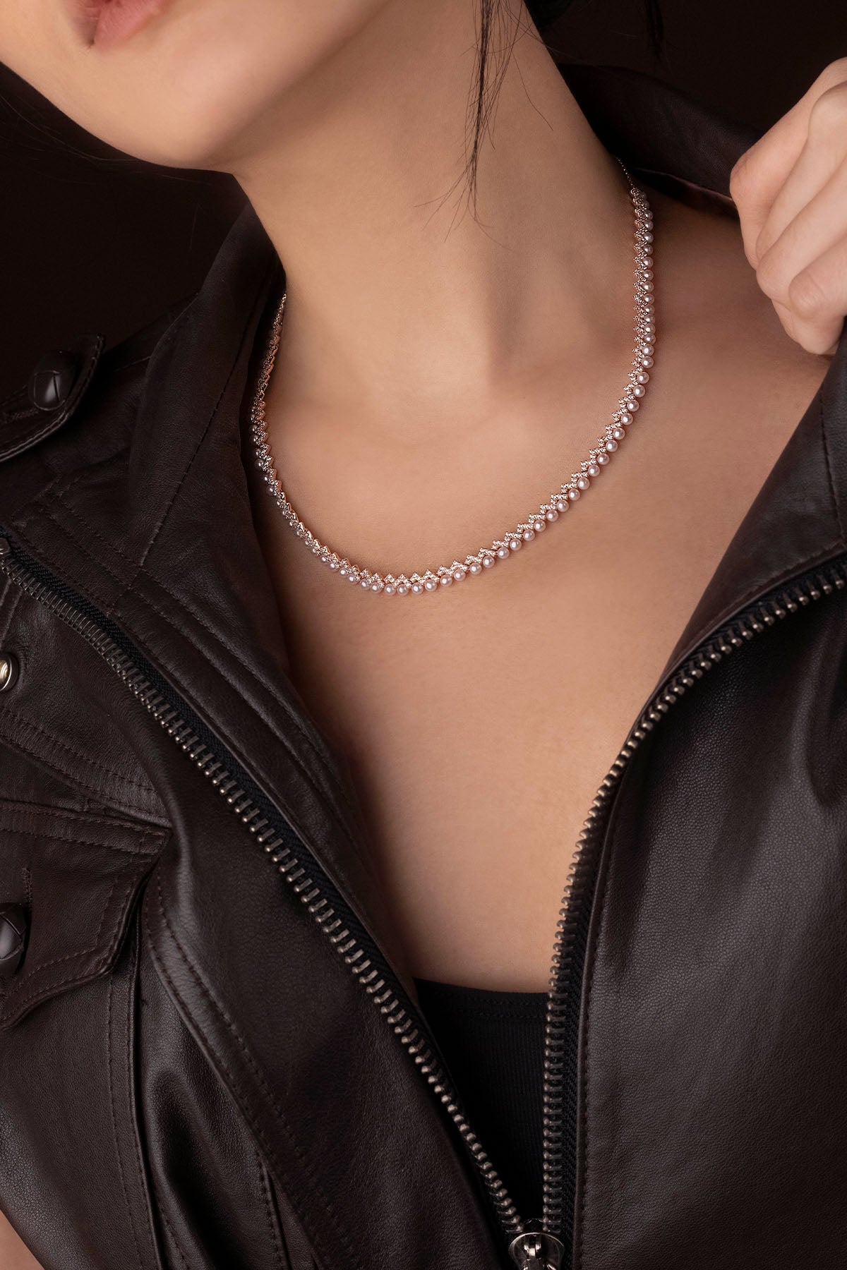 APM Monaco Collier Ajustable Up and Down avec Perles en Or Rose